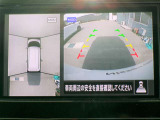 リバースにシフトするとまるで上空から見下ろしているような感じにナビゲーション画面に映し出します