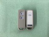 スマートキーを装備しています。鍵を差し込むことなくドアロックの開け閉めと、スタートボタン操作でのエンジンスタートができます。スペアキーも同じものを用意しております。