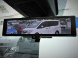 後席に同乗者がいる際の後方視界を確保するスマートルームミラーです。 もちろん電源オフ時には通常のルームミラーとして利用できます。