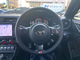 【純正革巻きステアリング】上質な革を使用することで、手にしっかり馴染みとても運転しやすいハンドルです♪