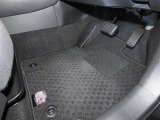 内装工程では、中古車を気持ちよくお乗りいただけるよう清掃しております。