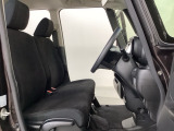 女性でも運転がしやすいように、シートの高さ調整機能(シートリフター)がついています。運転席と助手席の間が空いている為、助手席側への移動がスムーズです。交通量の多い道でも助手席側から乗り降りができます。