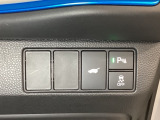 ハンドルの右側にHondaセンシング用のVSA解除スイッチとパワーテールゲートスイッチがついています。パワーテールゲートスイッチは車内からでもテールゲートの開け閉めを電動でできます。