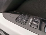 【メモリー機能付き電動シート】3パターンまでシートの位置を記憶させることができます。これで家族間でもスイッチ一つで自身の椅子の位置にセットできます。