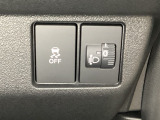 ハンドルの右側にはヘッドライトレベライザーとVSA(ABS+TCS+横滑り抑制)の解除スイッチがついています。ヘッドライトレベライザーは道路状況や積荷の加重に応じてライトの高さを調節できます。