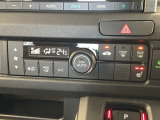 運転席にはシートヒーターが付いています!寒い日に便利な装備ですね。
