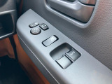 パワーウィンドウのスイッチですよ。 運転席に居ながら窓を開け閉めのコントロールできますよ。