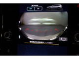 バックカメラ装備。運転席からは死角になる場所をカメラが補完しますので安全です。また、ガイド線が曲がる方向に動くタイプなので、初めての駐車場に止めるときや縦列駐車などの時に便利です。