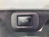 【パワーバックドア】スマートキーや運転席のボタンを押すだけでリアゲートが自動で開閉します!荷物を持っている時や、高い位置にあるバックドアを閉める際に便利な機能です♪