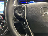 ステアリングスイッチ付きで、運転中に視線を前に向けたまま操作できます。