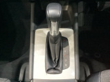 「e:HEV」搭載車です。日常シーンのほとんどをモーターで走行し、高速クルージングなどモーターよりもエンジンの方が効率が良い領域はエンジンで走行、あらゆる領域で優れた燃費走行を実現します。
