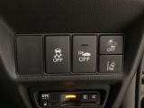 Hondaセンシング用の、VSA(ABS+TCS+横滑り抑制)解除と路外逸脱抑制機能のオンオフスイッチなどはハンドルの右側に装備しています。