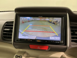 リバースギアに入れるだけで後方の表示へ切り替わります。夜間や雨の日の駐車も楽になりますよ。