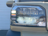 【LEDヘッドライト】悪天候や夜間走行時も良好な視界を確保し安心して運転できる高輝度LEDヘッドライトを装備!点灯速度が早く、消費電力も抑えられています。