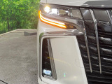 【LEDヘッドライト】悪天候や夜間走行時も良好な視界を確保し安心して運転できる高輝度LEDヘッドライトを装備!点灯速度が早く、消費電力も抑えられています。