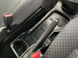オートマチックドライブです。駐車ブレーキは手動式です