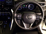 【ハンドル】運転にかかわる様々な操作を安全に行えるように視点移動が少なく操作性に配慮されたスイッチ類が凝縮されたコックピットです。