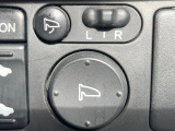 【電動格納ミラー】サイドミラーは電動格納式となっており、狭い駐車場でもキズがつくリスクを抑えられます。