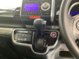 運転席周辺のスマートなレイアウトが、操作のしやすさを実現。快適なドライブをサポートします。