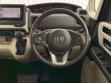 ステアリングにはオーディオ操作、クルーズコントロール操作、ディスプレイ操作など便利な機能を集中装備。