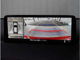 【360&deg;ビュー・モニター】専用カメラにより上から見下ろしたような視点で360度クルマの周囲を確認することができます。駐車が苦手な方でも縦列駐車や幅寄せ時に活躍してくれます。