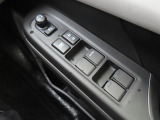 運転席アームレストに、【リモコンドアミラー】【パワーウィンドウ】スイッチあり。手元で操作ラクラク。