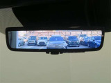 車両後方の視界をクリアに映し出す「デジタルインナーミラー」搭載です。