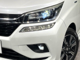 【LEDヘッドライト】悪天候や夜間走行時も良好な視界を確保し安心して運転できる高輝度LEDヘッドライトを装備!点灯速度が早く、消費電力も抑えられています。