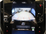 後方映像を11.6インチディスプレイに表示し、ステアリング連動ガイドラインが駐車をサポート。さらに後退時はリヤ4センサーが障害物を検知し、必要に応じてブレーキが作動します。
