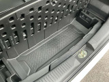 ラゲッジ下にも収納BOXあります