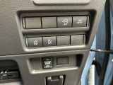 運転席右下の操作しやすい位置にスライドドアの開閉ボタンがあります