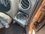 運転席と助手席に、同様にドリンクホルダー装備です。