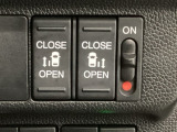 【両側パワースライドドア】両側がパワースライドドアになっており、運転席のスイッチやスマートキーでも開閉が可能です!開口部も広いので乗り降りも楽々♪