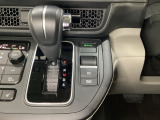 CVT車のセレクトレバーです。低速から高速まで、変速ショックのないスムーズな走りと、エンジン効率のよい領域を維持して燃費にも貢献します。サイドブレーキはスイッチ操作の電子制御パーキングブレーキです。