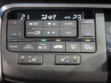 左右独立温度コントロールフルオートエアコンです。運転席、助手席それぞれで独立して温度設定ができます。冷え性の方が乗っても安心ですね♪