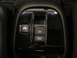 セレクトレバーの下に電子制御パーキングブレーキがあります。スイッチひとつで、停車した地点の傾斜などをシステムが検知・判断してブレーキ力を自動的に最適制御し、しっかり停車できるパーキングシステムです。