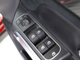 運転席ドアトリムにはドアミラー操作と全席のパワーウィンドウスイッチがあります