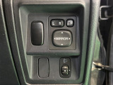 【電動格納ミラー】サイドミラーは電動格納式となっており、狭い駐車場でもキズがつくリスクを抑えられます。