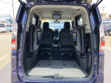 リヤシートは跳ね上げ式で、荷室をより広くお使いいただきます。