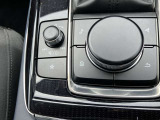 所謂ブラインド操作でマツダコネクトの操作が可能なコマンダーコントロールが付いておりますので走行中でも安心安全に操作をして頂けます。