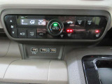 オートエアコンは操作が楽々♪運転席と助手席にはシートヒーターも装備しています。
