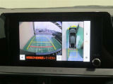 パノラミックビューモニター搭載。カメラで車両周囲の状況を映し出すため、狭い場所での駐車などに役立ちます。