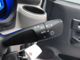 スイッチをオートに設定しておけば、車外の明るさに応じて自動的にヘッドランプを点灯・消灯します。夕暮れ時やトンネルの続く山道などを走行する時に便利なコンライトを装備しています。
