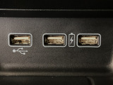 【USBポート】USBポートも装備されています、スマートフォンの充電やオーディオに連携も可能です、今や欠かせない装備の一つです!