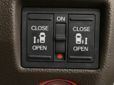 【両側パワースライドドア】両側がパワースライドドアになっており、運転席のスイッチやスマートキーでも開閉が可能です!開口部も広いので乗り降りも楽々♪