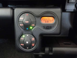 オートエアコンです。車内を設定温度に保ち、快適空間をキープします。
