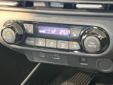 【オートエアコン】一度お好みの温度に設定すれば、車内の温度を検知し風量や温度を自動で調整。暑い&hellip;寒い&hellip;と何度もスイッチ操作をする必要はありません。快適な車内空間には必須の機能ですね♪