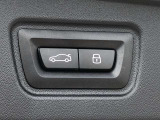 ボタン操作ひとつでトランクの開閉を可能とする電動トランクが付いております。