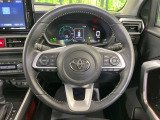 インテリアに合わせたデザインのステアリングは、運転される方のことも考え、運転しやすい形状、大きさです。是非一度、実際に触ってお確かめください。