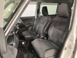 助手席側から見た車内の画像です。使い勝手の良い装備が整う上質な空間が広がっています。シートも快適で乗る人に安心感を与えます。